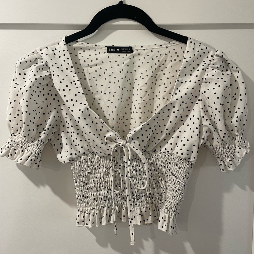 White puffy sleeve shirt w black polka dots